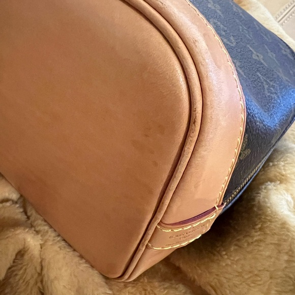 Louis Vuitton Alma PM Monogram Handbag. - Picture 6 of 15